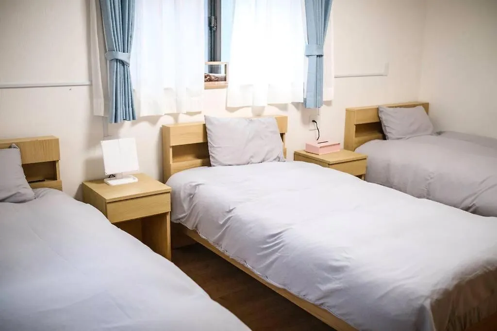 Villa 【Color Inn】难波站、高岛屋步行5分钟，新装修独栋别墅150平4房可住11人，空间宽敞设施齐全，八阪神社步行1分钟 Osaka