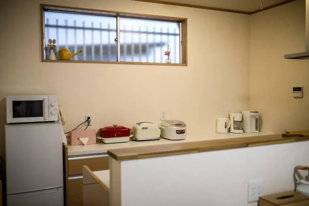 Villa 【Color Inn】难波站、高岛屋步行5分钟，新装修独栋别墅150平4房可住11人，空间宽敞设施齐全，八阪神社步行1分钟 Osaka Japan
