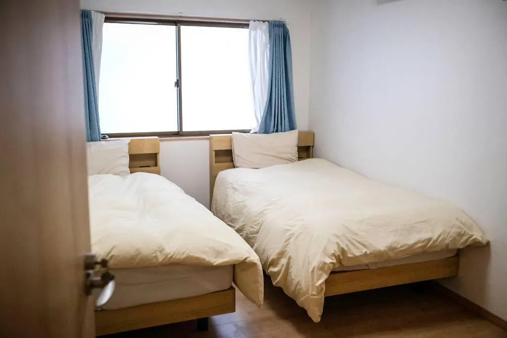 Villa 【Color Inn】难波站、高岛屋步行5分钟，新装修独栋别墅150平4房可住11人，空间宽敞设施齐全，八阪神社步行1分钟 Osaka