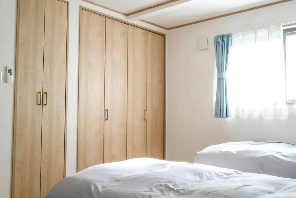 【Color Inn】难波站、高岛屋步行5分钟，新装修独栋别墅150平4房可住11人，空间宽敞设施齐全，八阪神社步行1分钟 Osaka
