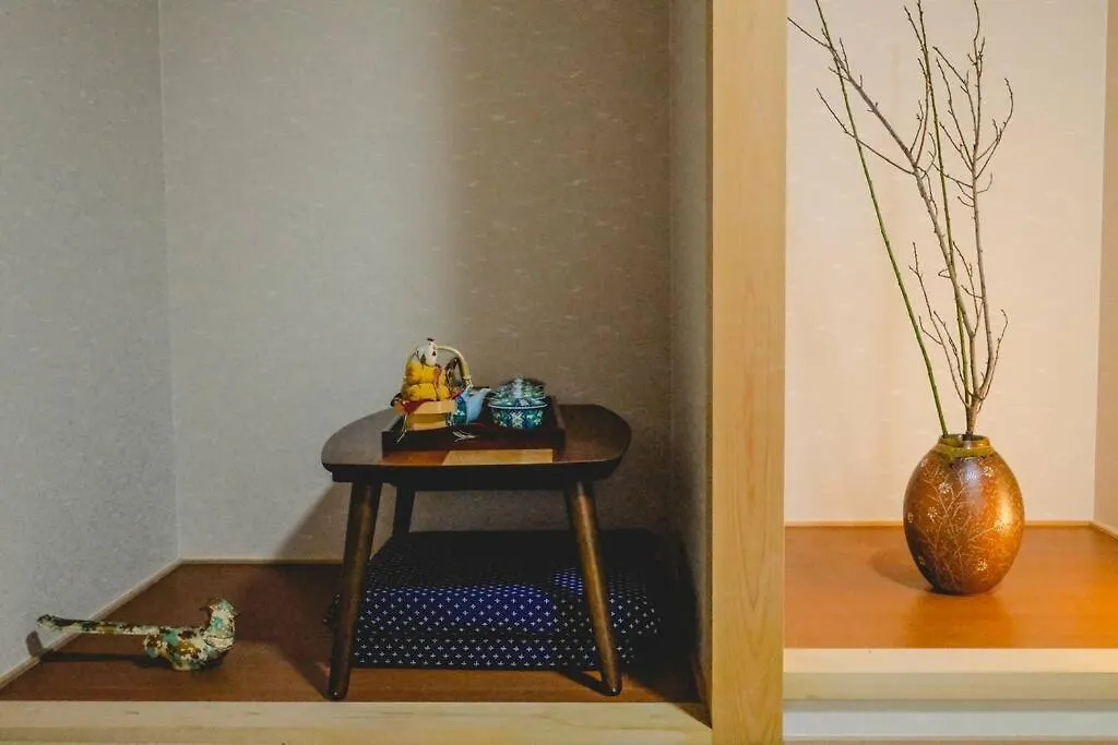 Villa 【Color Inn】难波站、高岛屋步行5分钟，新装修独栋别墅150平4房可住11人，空间宽敞设施齐全，八阪神社步行1分钟 Osaka