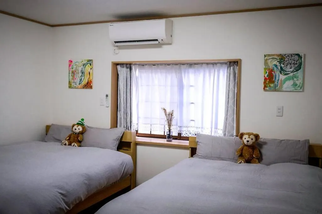 Villa 【Color Inn】难波站、高岛屋步行5分钟，新装修独栋别墅150平4房可住11人，空间宽敞设施齐全，八阪神社步行1分钟 Osaka
