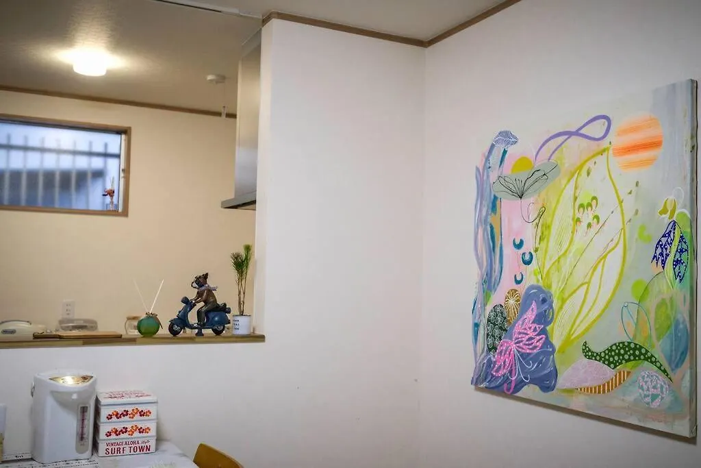Villa 【Color Inn】难波站、高岛屋步行5分钟，新装修独栋别墅150平4房可住11人，空间宽敞设施齐全，八阪神社步行1分钟 Osaka